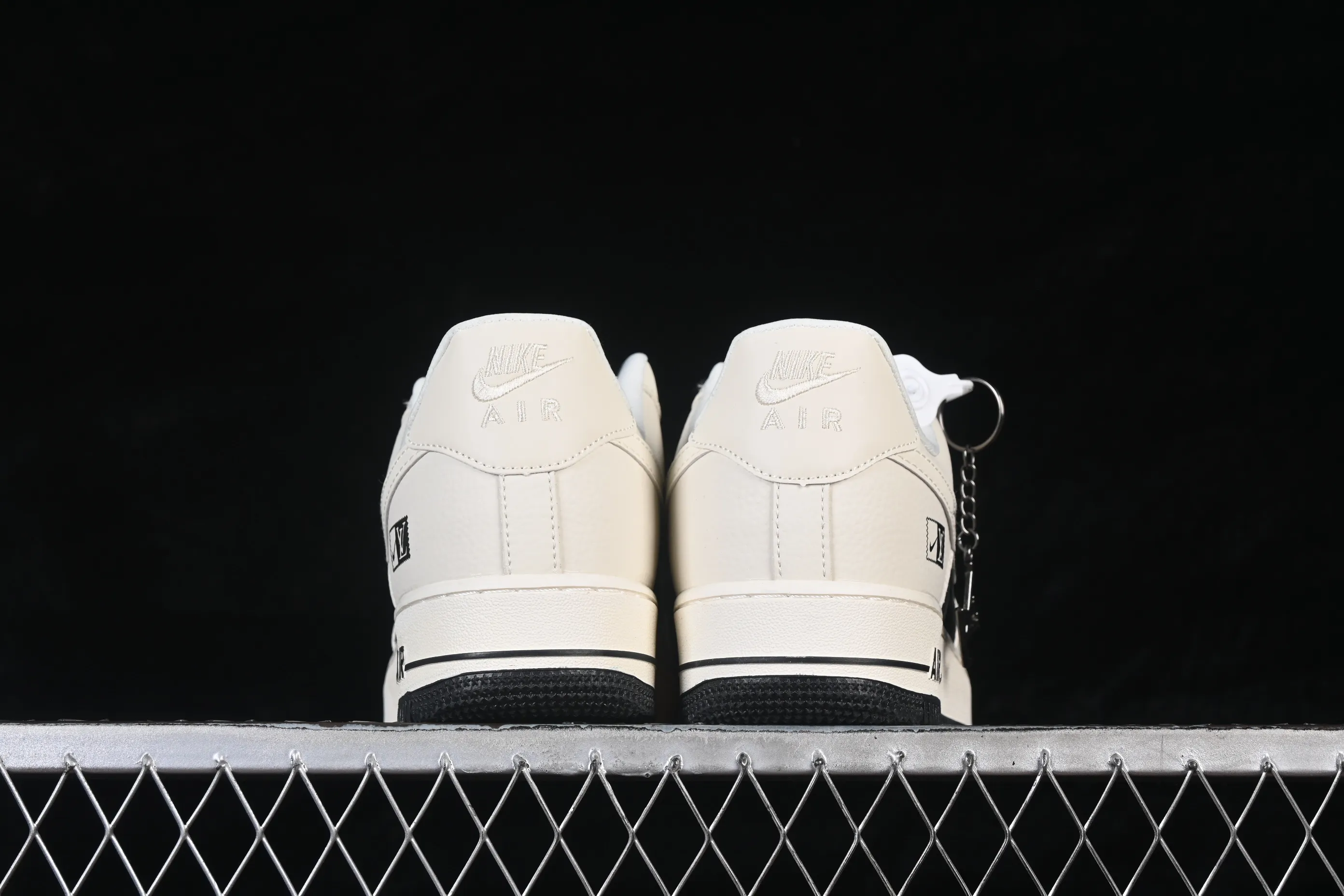 All categories Nk Air Force 1 Air Force series Nk Air Force 1 Low Air Force low top Nike Air Force 1'07 Low Classic presbyopic black stitching Air Force 1 low top casual sneakers DF0188-137